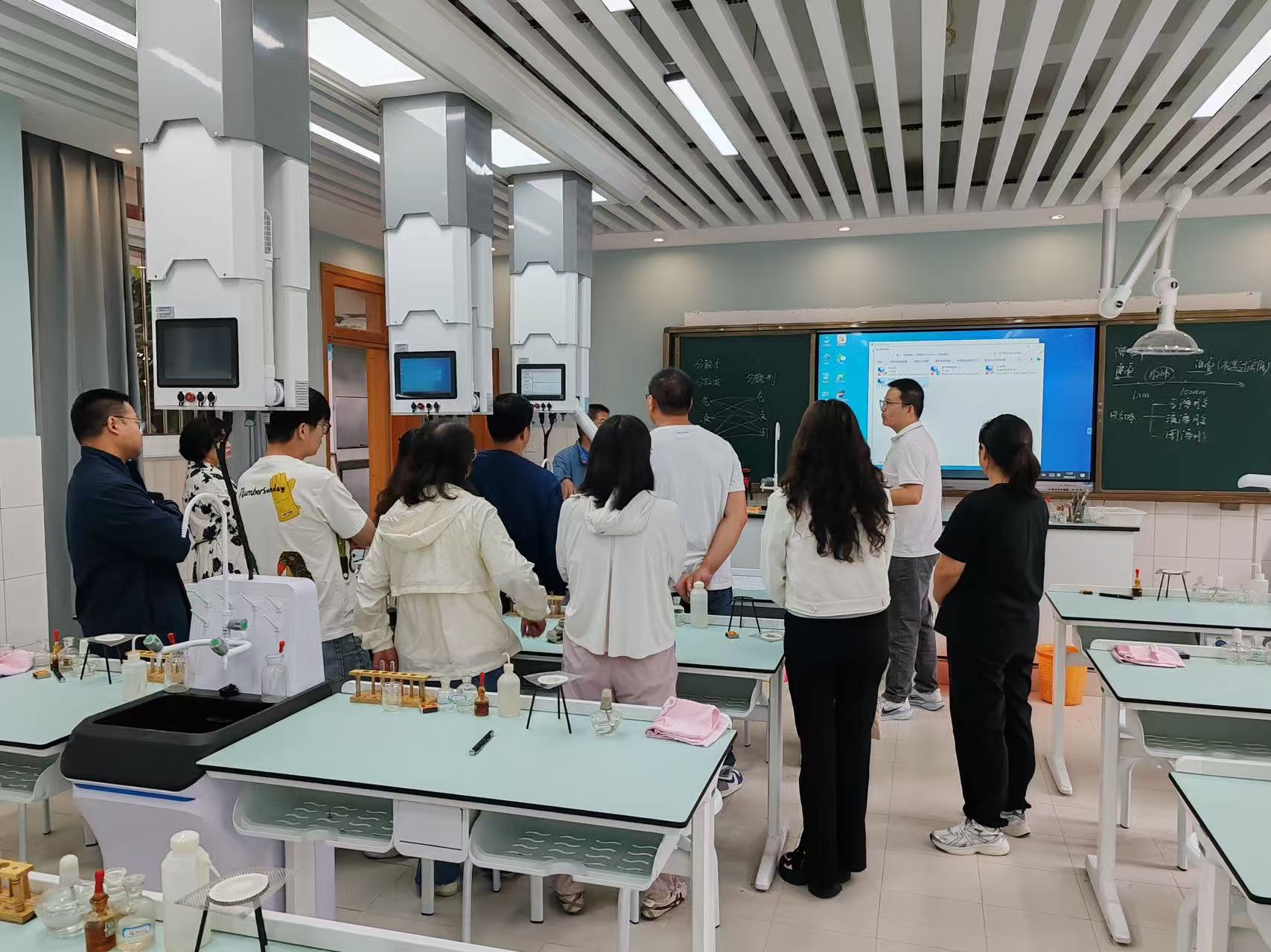 比萨教装助力云南某校实验室智能化升级，开启实验教学新篇章